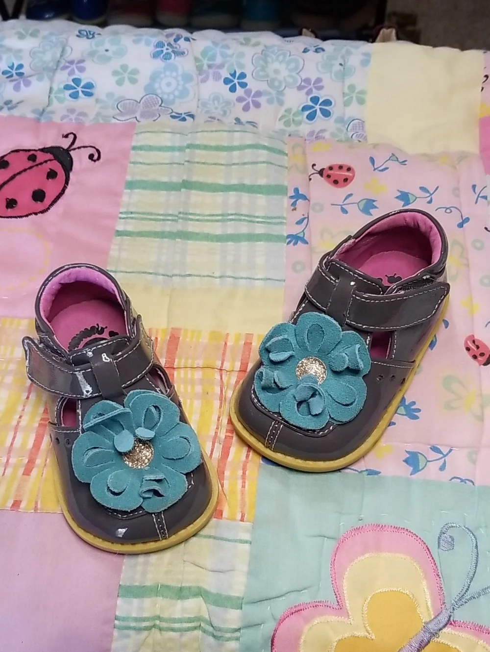 Livie & Luca Gray Patent Leather Mary Janes w/Teal Suede Flowers Size 4 Blossoms